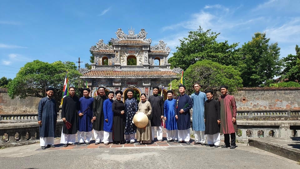 Đoàn đại biểu Đình Làng Việt mặc áo dài trước khi vào lễ Lăng chúa Nguyễn Phúc Khoát. Ảnh: Nguyễn Đức Bình.