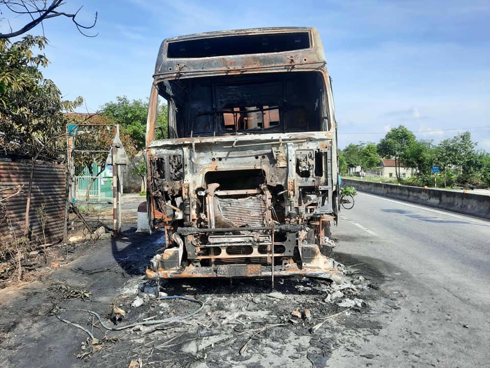 Xe đầu kéo cháy trơ khung.