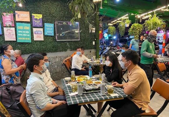 Người dân đi ăn uống hàng quán trở lại sau thời gian giãn cách xã hội.