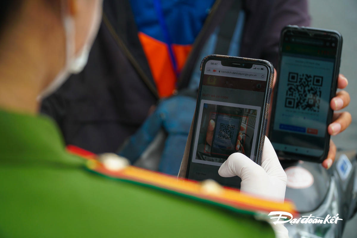 Sauk hi đã khai báo thông tin, lực lượng chức năng sẽ kiểm tra trên phần mềm hệ thống qua mã QR của người dân cung cấp.