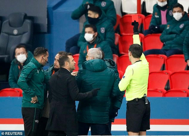 Mặc dù vậy trọng tài chính lại rút thẻ đỏ đối với Weibo vì lỗi phản ứng gay gắt bên đường biên.