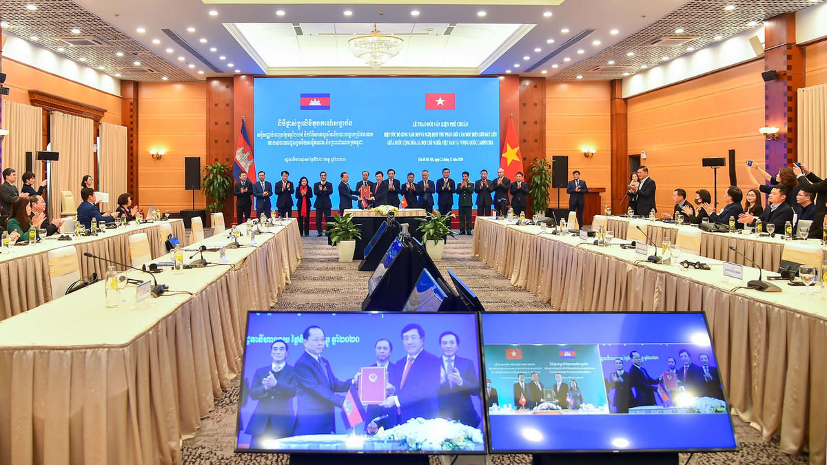 Trao văn kiện pháp lysveef phân giới cắm mốc trên đất liền giữa hai nước