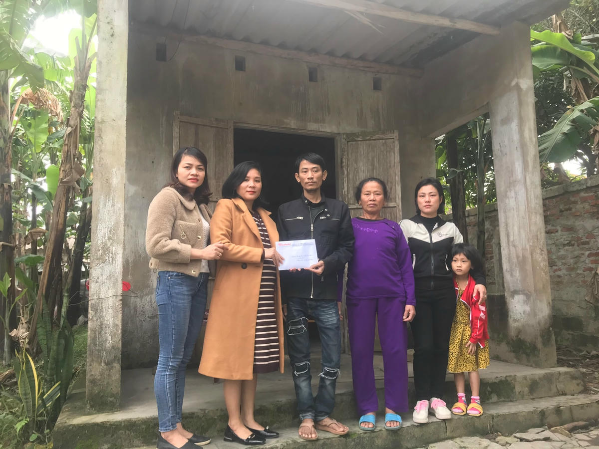 Anh Tuấn xúc động đón nhận tấm lòng của bạn đọc Đại Đoàn Kết và các nhà hảo tâm.