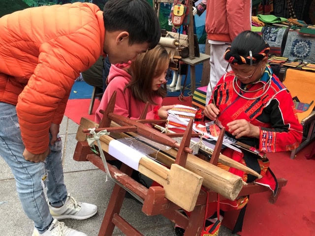 Du khách Thủ đô thích thú với nghề dệt vải truyền thống của phụ nữ dân tộc Pà Thẻn  