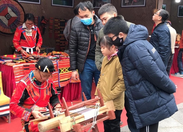 Cận cảnh chiếc khăn đội đầu dài 5 m của phụ nữ dân tộc Pà Thẻn