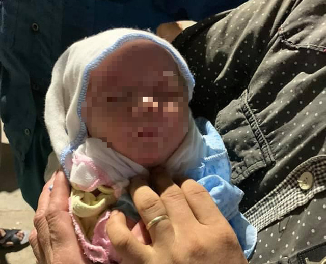 Bé gái nặng 3kg, khoảng 10 ngày tuổi bị bỏ rơi trong xe rác (Ảnh: CTV).