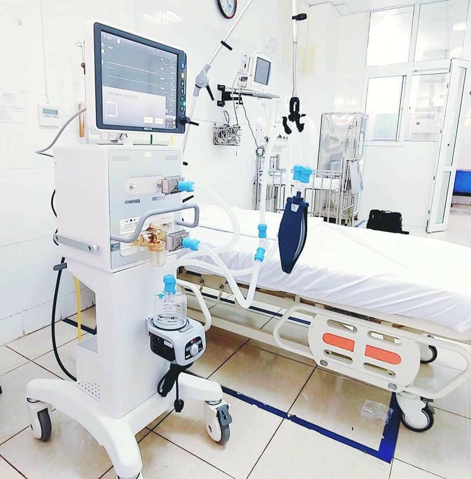 Bệnh viện thiếu máy thở, bên ngoài người dân cũng đua nhau đi mua.