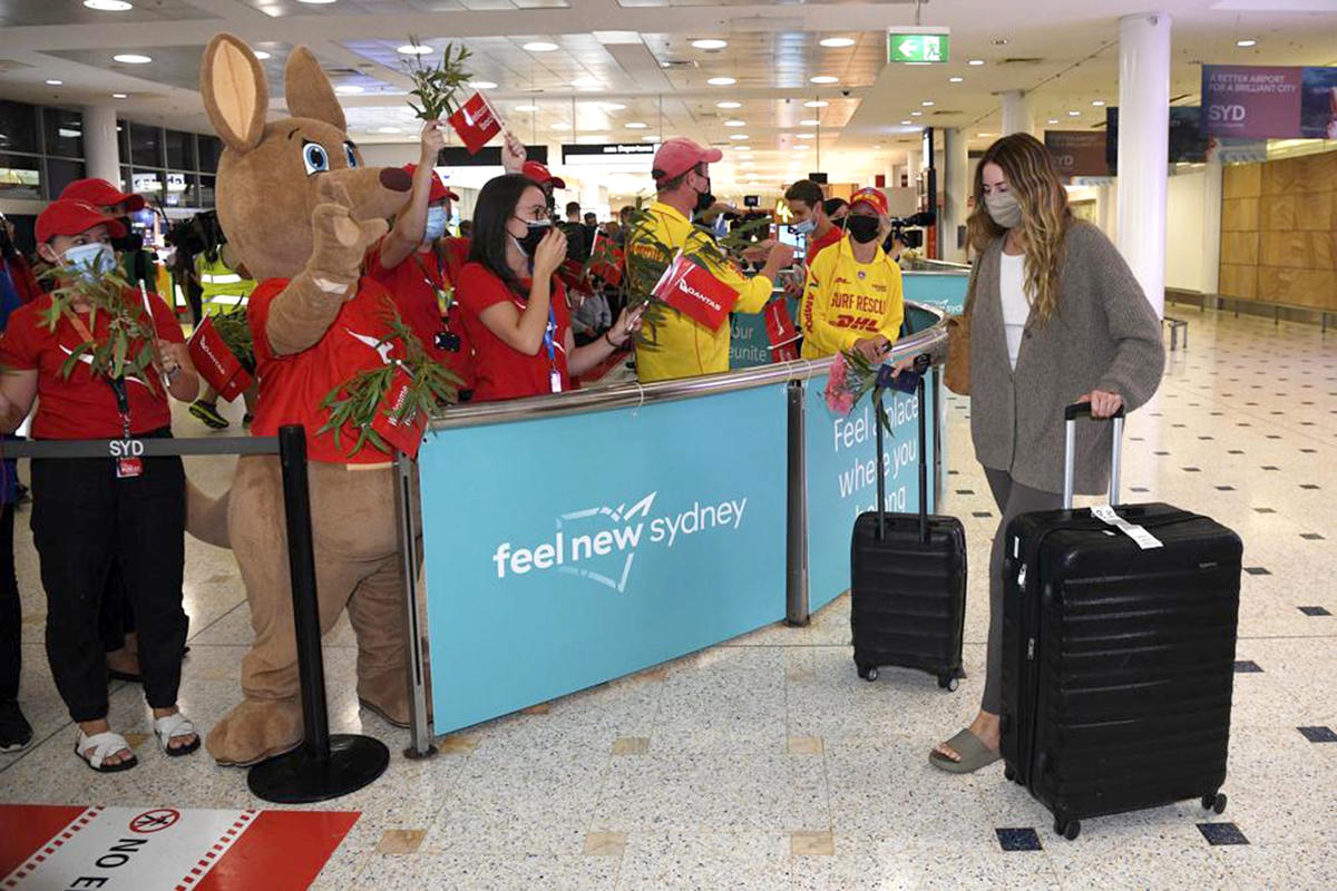 Du khách quốc tế được chào đón tại sân bay Melbourne.  Ảnh: AP