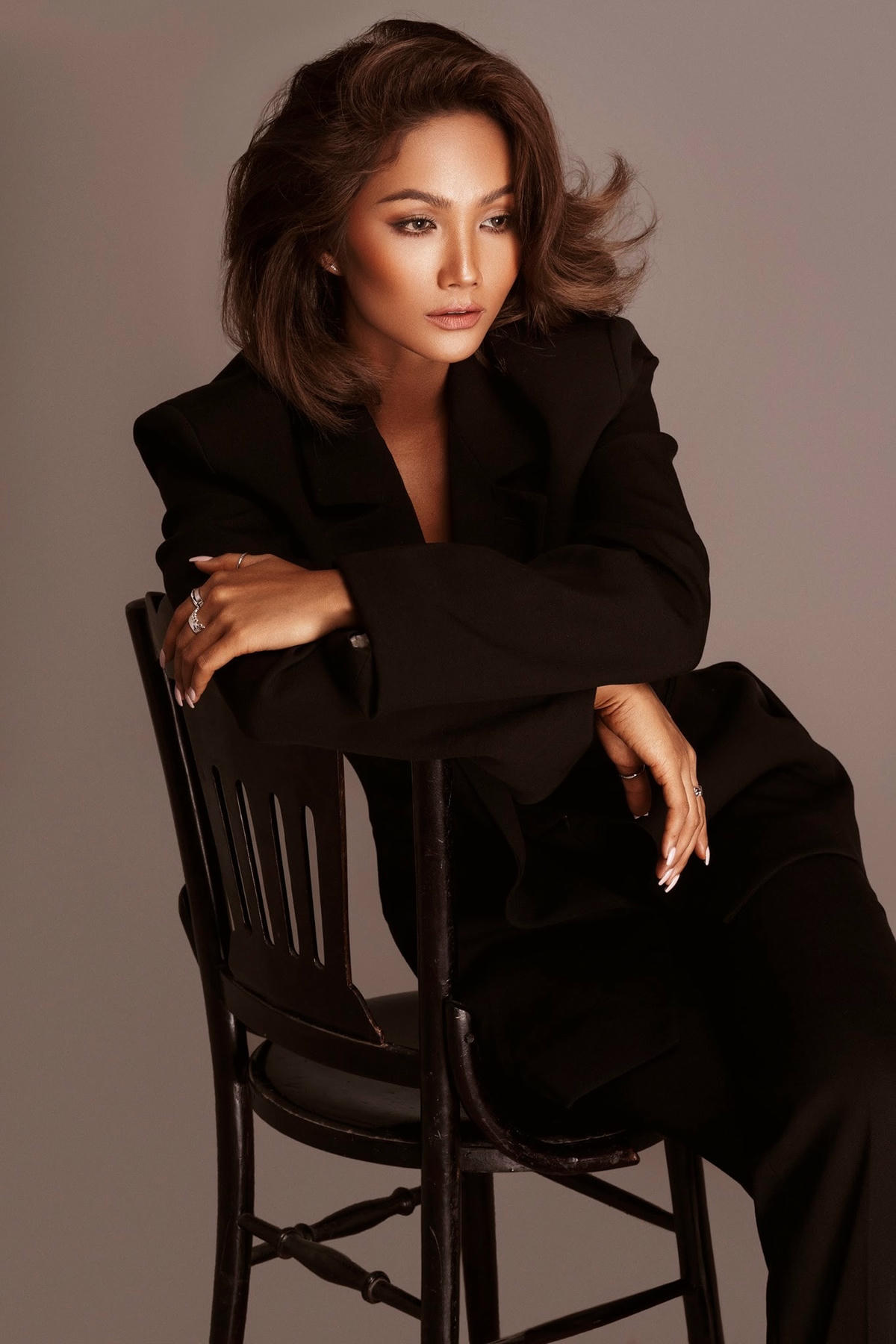 Với làn da ngâm đặt trưng H’Hen cực sang chảnh và phù hợp với phong cách này.