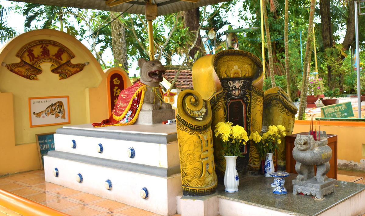 Miếu “Ông Hổ” nằm trên sân chùa Bửu Long Cổ Tự hàng năm ngày 28/10 âm lịch người dân đều tổ chức ngày giỗ