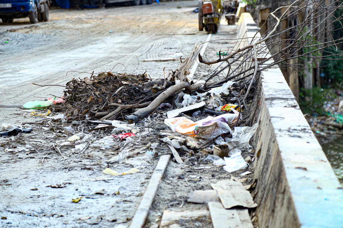 Tại khu vực Cảng Hà Nội rác thải, khói bụi do các xe vận chuyển hàng hóa gây mất ô nhiễm môi trường.