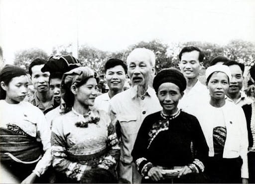 Chủ tịch Hồ Chí Minh với đại biểu Quốc hội là người dân tộc thiểu số dự Kỳ họp lần thứ I, Quốc hội khóa III tại Hà Nội. Ảnh tư liệu.