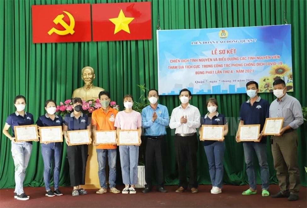 Cá nhân tham gia phòng chống dịch được biểu dương, khen thưởng.