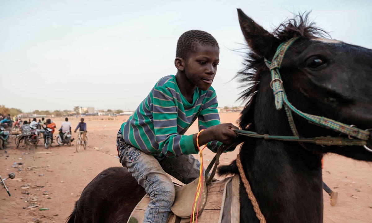 Tay đua Osman khởi hành trong một cuộc đua. Ảnh: Guy Peterson / The Guardian.