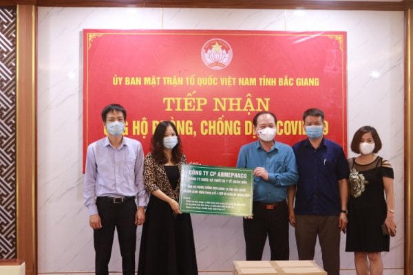 Ông Trần Công Thắng, Chủ tịch Ủy ban MTTQ tỉnh Bắc Giang tiếp nhận ủng hộ từ các đơn vị.