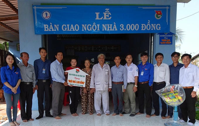 Sinh viên Đại học Đồng Tháp bàn giao một 