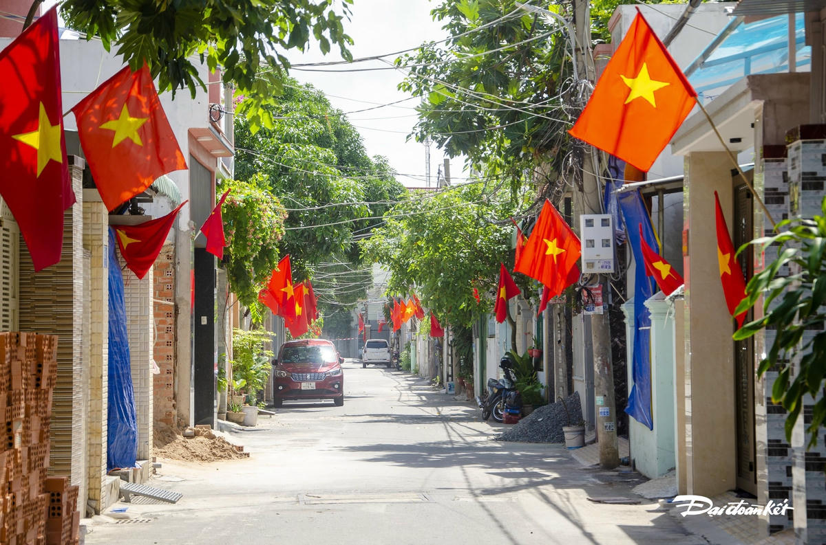 Những con hẻm tạo phường 11, TP Vũng Tàu rực đỏ Cờ Tổ quốc.