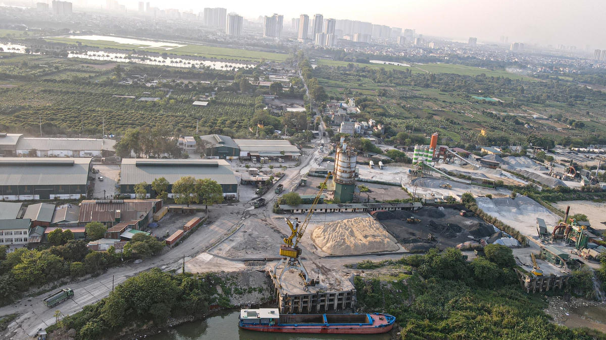 Song, hàng hóa tại cảng Khuyến Lương chủ yếu là cát, đá phục vụ trạm trộn bê tông nằm ngay trong cảng. Khói bụi mù mịt, đường vào cảng ngập ngụa bùn đất, cơ sở hạ tầng xuống cấp nghiêm trọng.