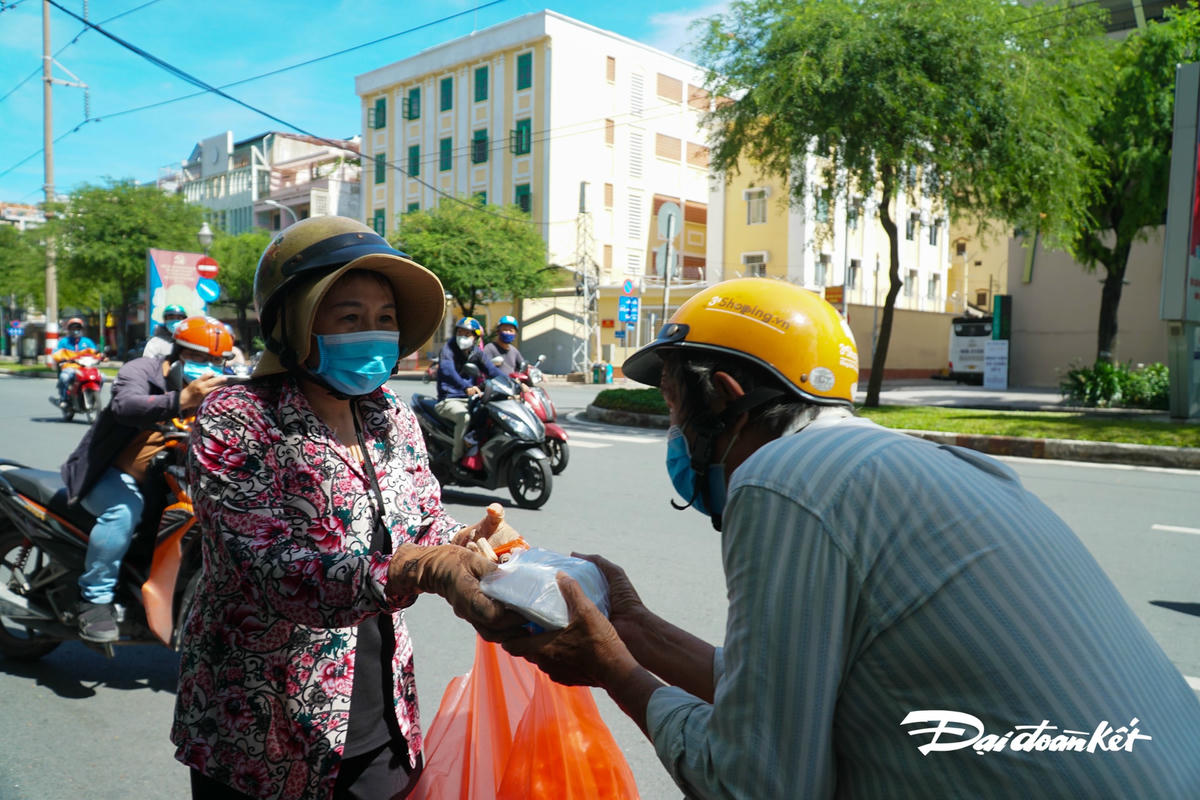 Cái cúi người nhận cơm của ông lão khiến chúng ta cảm nhận được phần cơm này quan trọng với họ như thế nào.