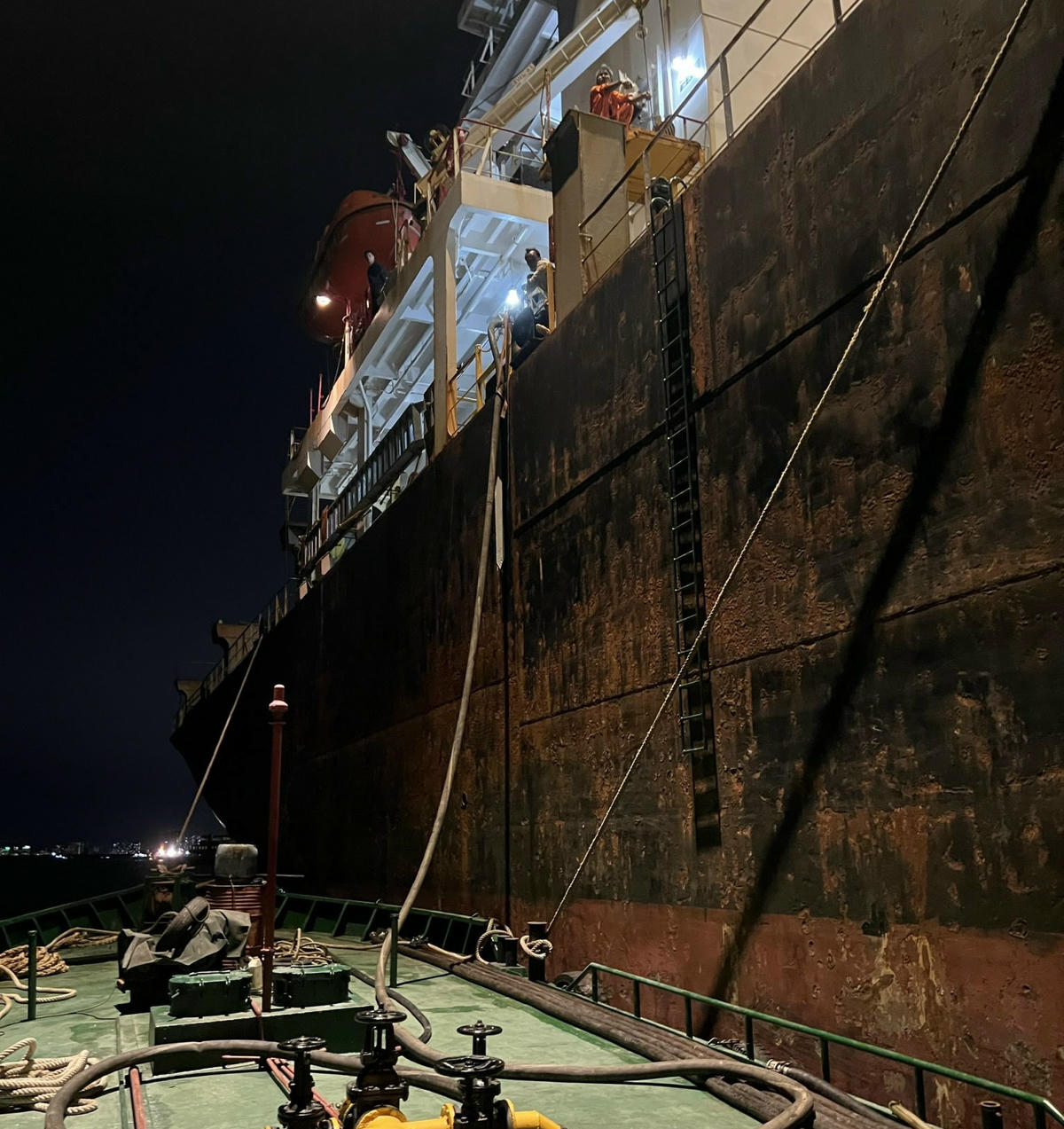 Hành vi mua bán dầu trái phép đã bị lực lượng chức năng phát hiện, tạm giữ.