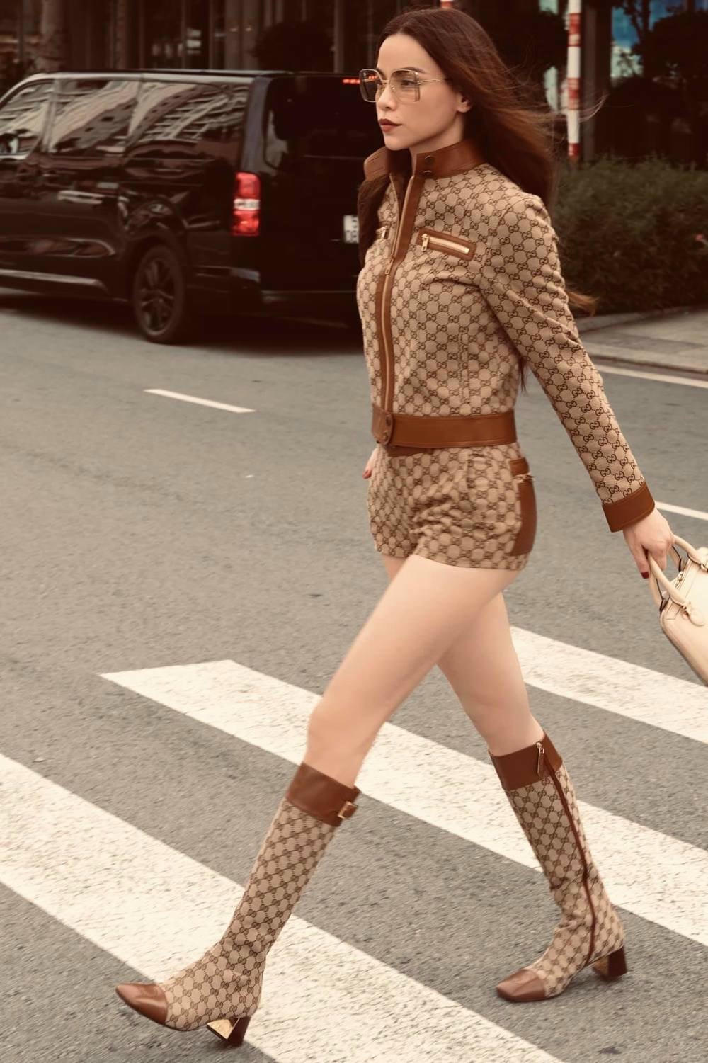 Với thân hình chuẩn cùng gương mặt xinh đẹp, Hà Hồ tự tin diện nhiều kiểu trang phục.