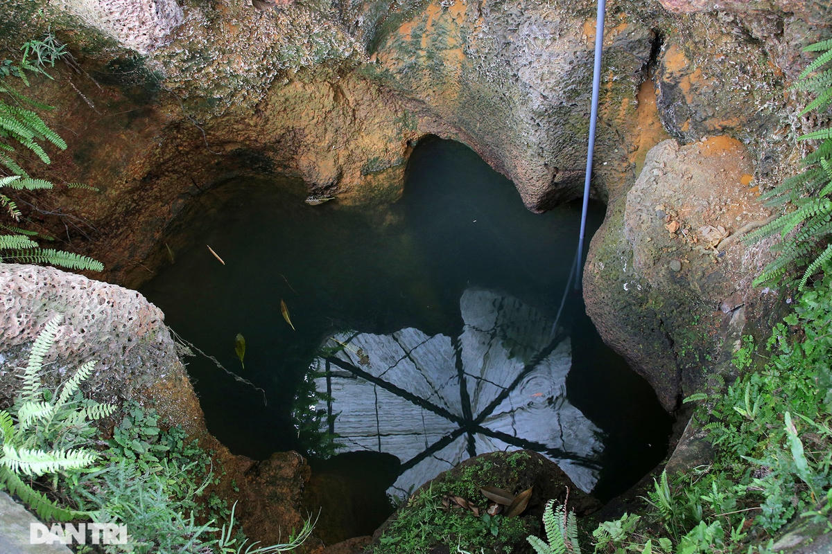Các giếng làng Yên Trường rất khác lạ, lòng giếng lồi lõm, méo vẹo như những hang động bằng đá ong chứ không tròn trịa bằng phẳng. Đây cũng chính là lí do để người dân tin rằng do thiên tạo mà có.