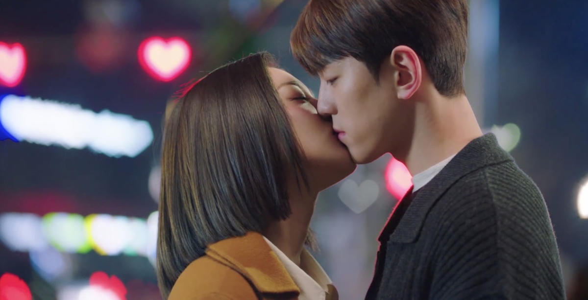 Cả 2 nhanh chóng xác lập tình cảm với những phân cảnh nóng bỏng "đốt" mắt người xem. 