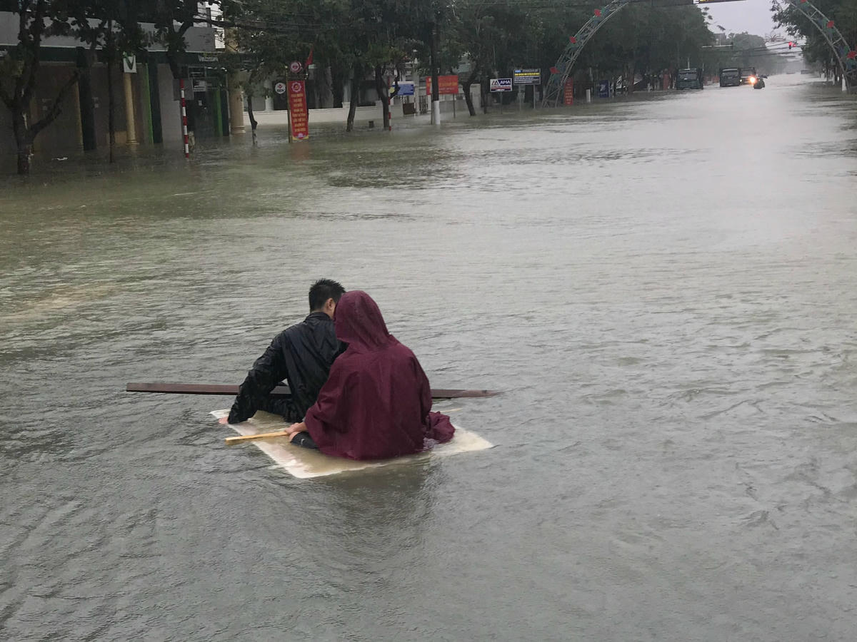 Người dân tận dụng xốp để di chuyển khi đường phố Hà Tĩnh đã biến thành sông.