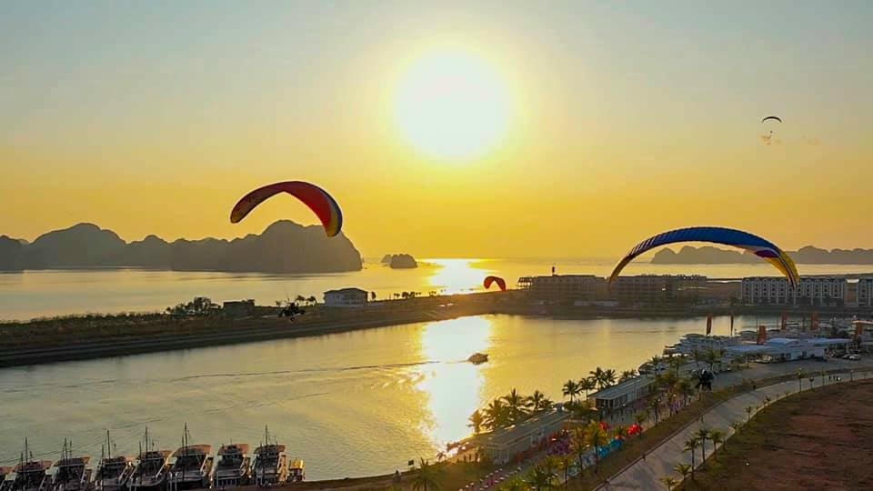 Điểm nhấn của chương trình Carnaval mùa đông - Ngày hội sắc màu Tuần Châu 2021 là không gian mở của sân khấu với bối cảnh là toàn bộ không gian vịnh Hạ Long; trên mặt vịnh là những con tàu du lịch diễu hành qua lại làm nền cho sân khấu; phía trên bầu trời là màn trình diễn đầy ấn tượng, đặc sắc của trực thăng và dù lượn.