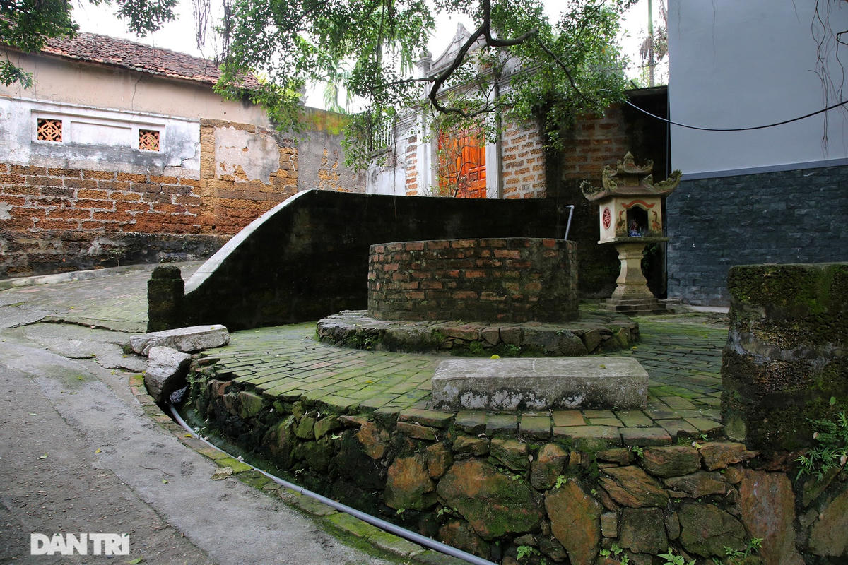 Trên những con đường nhỏ làng Yên Trường (Chương Mỹ, Hà Nội), đâu đâu cũng thấy có giếng nước. Đặc biệt, không có giếng nào bị khô cạn và vẫn đang được người dân sử dụng để sinh hoạt, kể cả dùng làm nước ăn.