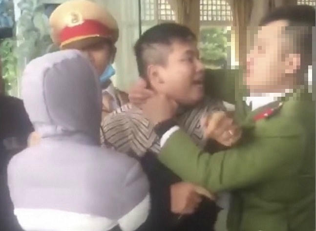 Đối tượng đấm thẳng mặt khiến Trung úy Tùng chảy máu mũi.