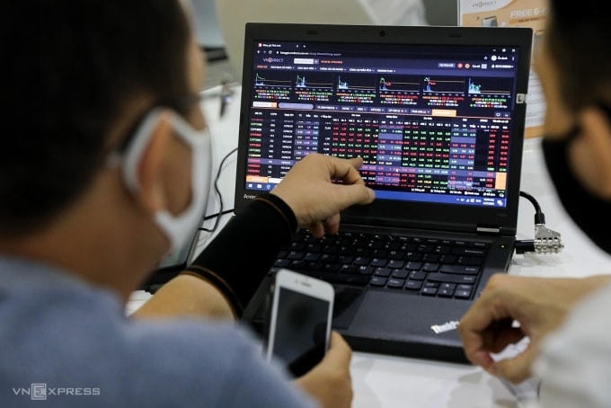 Đầu tư vào các mã "hàng nóng" có thể mang lại lợi nhuận cao, nhưng cũng dễ bốc hơi nếu đảo chiều. Ảnh: Quỳnh Trần.