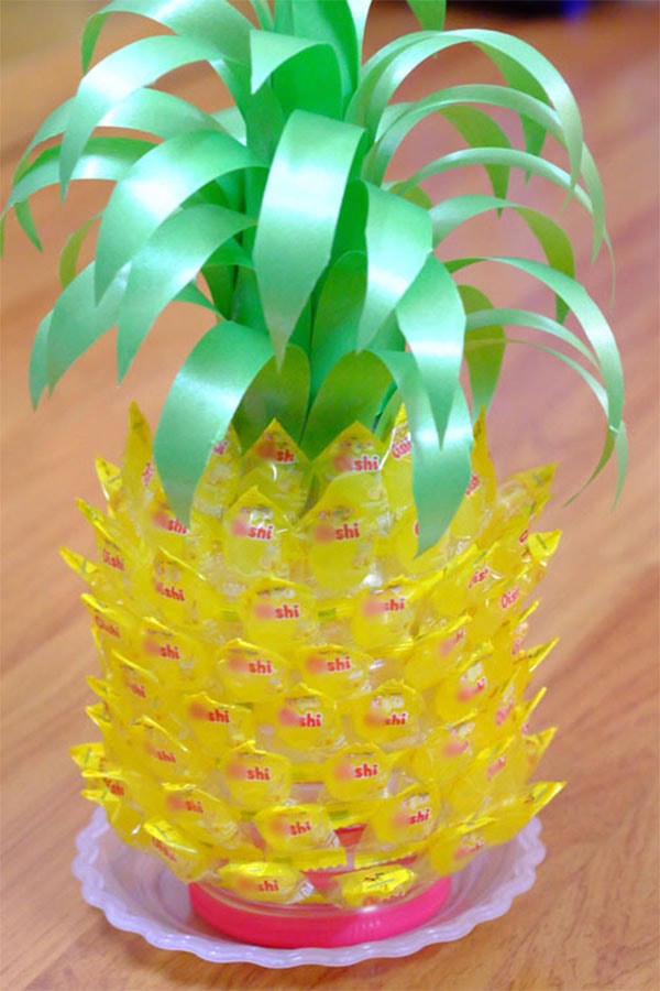 Hoàn thiện quả dứa bằng kẹo.