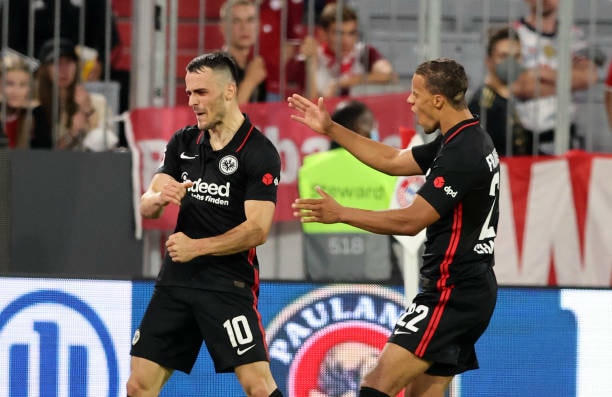 Filip Kostic ấn định tỉ số với một cú sút táo bạo ở cuối hiệp 2.