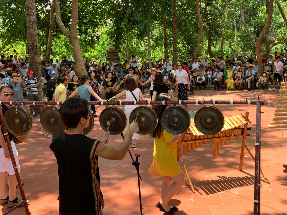 Diễn tấu công chiêng tại Trung tâm Du lịch Buôn Đôn 
