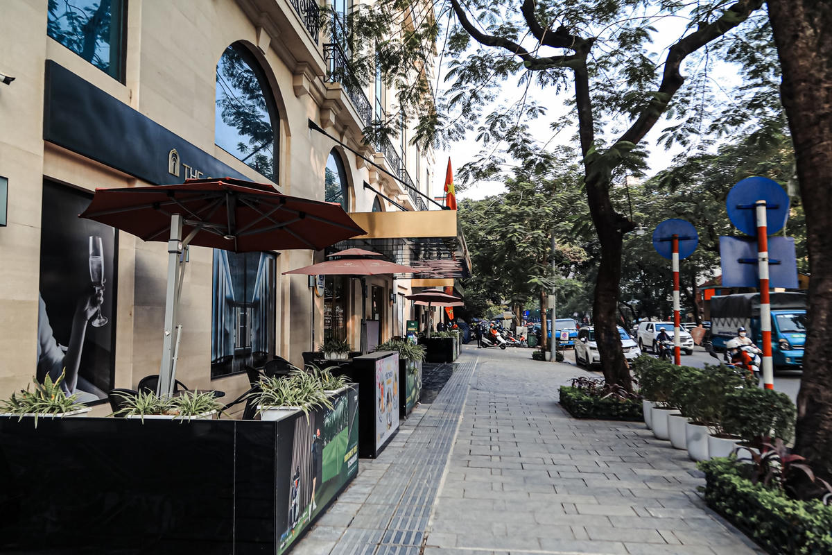 Đặc biệt, trên phố Lý Thường Kiệt đã được mở những quán cafe khá đẹp mắt, được sắp xếp gọn gàng không ảnh hưởng đến việc đi lại của người dân.