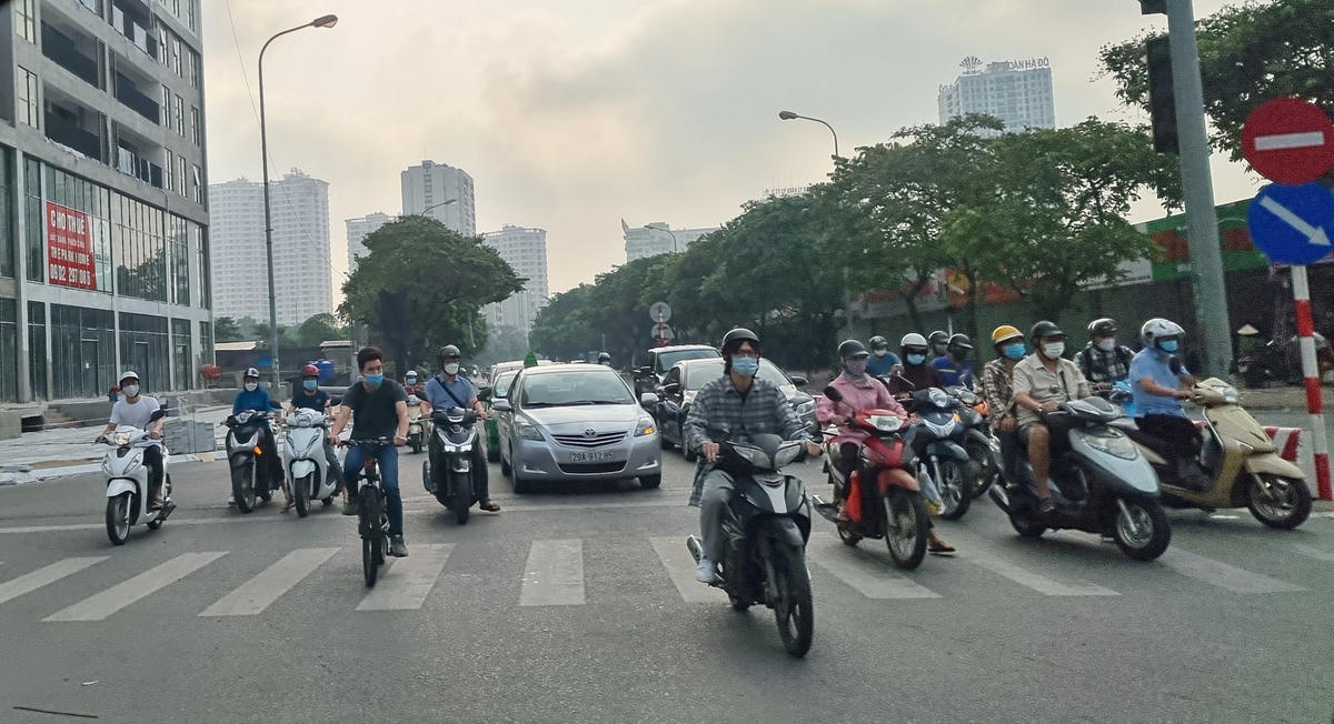 Lượng phương tiện di chuyển hướng vào trung tâm mỗi lúc một đông hơn. Vào khung giờ 7h30-8h, một số khu vực xảy ra ùn tắc nhẹ.