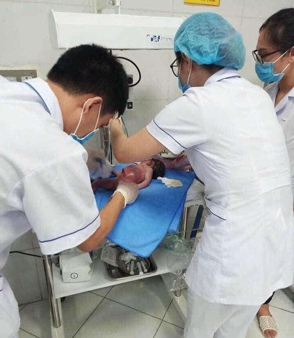 Đến chiều 27/7, cháu bé đang được Bệnh viện Nhi Thái Bình cấp cứu.