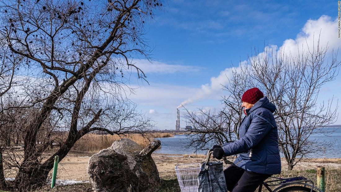 Một cư dân đạp xe quanh Marinka. Ảnh: Timothy Fadek / Redux.