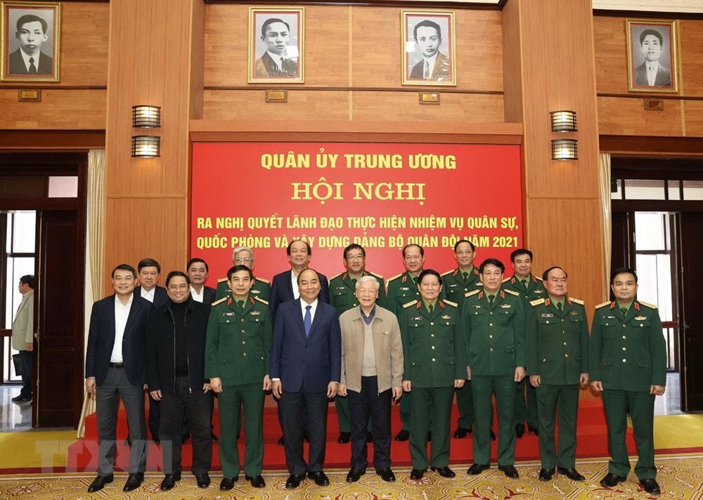 Tổng Bí thư, Chủ tịch nước Nguyễn Phú Trọng, Bí thư Quân ủy Trung và Thủ tướng Chính phủ Nguyễn Xuân Phúc chụp ảnh chung cùng các đại biểu dự Hội nghị. (Ảnh: Trí Dũng/TTXVN).