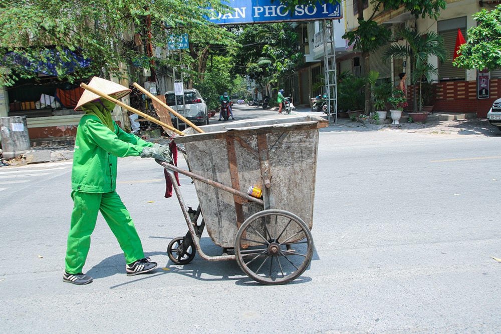 Những nhân viên dọn vệ sinh môi trường phải làm việc dưới thời tiết nắng nóng để đảm bảo thành phố luôn xanh – sạch - đẹp.