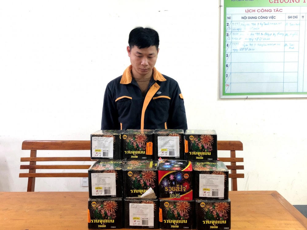 Đối tượng Phan Ngọc Linh cùng tang vật vụ án. Ảnh: CAHT.