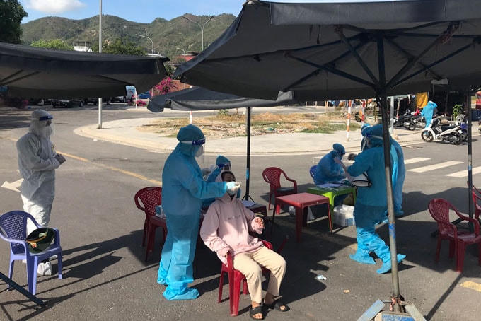Đoàn công tác Bệnh viện Quân y 87 đã lấy mẫu test nhanh cho người dân phường Vĩnh Trường, TP.Nha Trang.