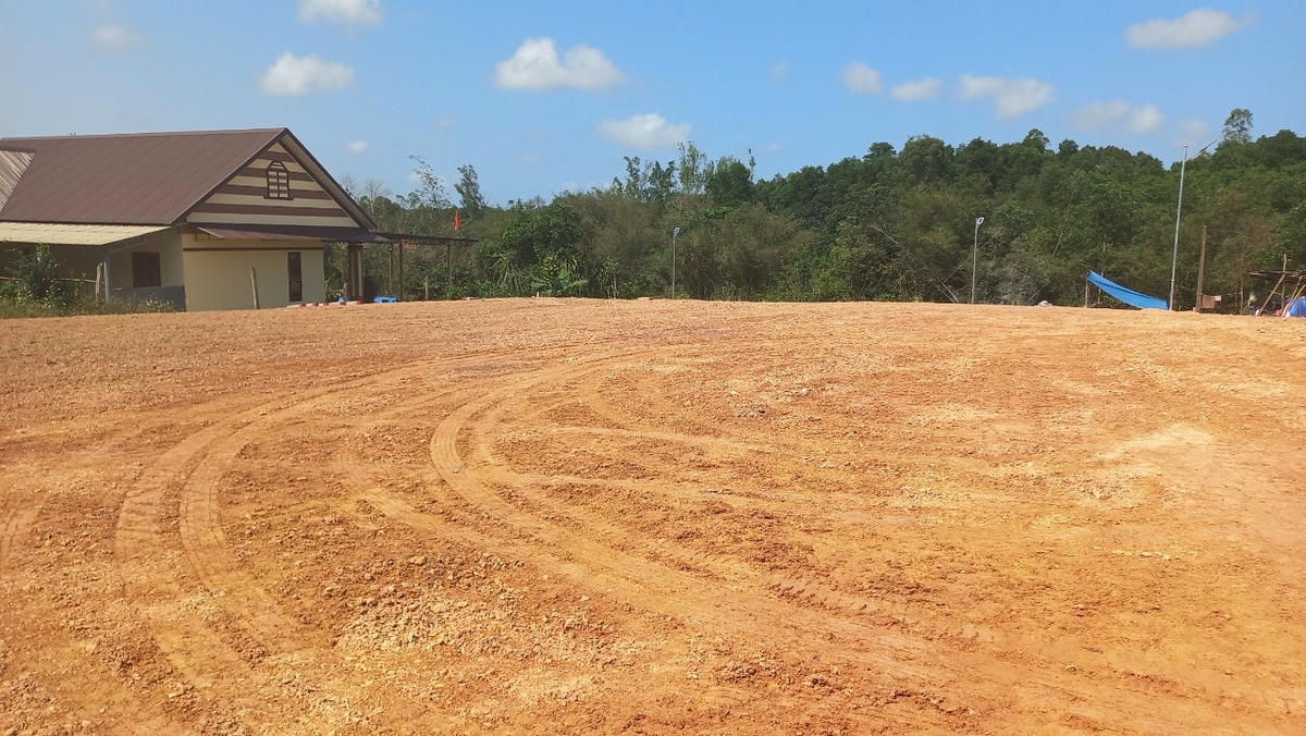 Do hàng chục người đến tổ chức mua bán, chuyển nhượng như đi trẩy hội các lô đất tại địa phương này.