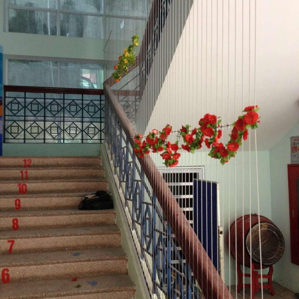 Lắp lưới an toàn ở cầu thang