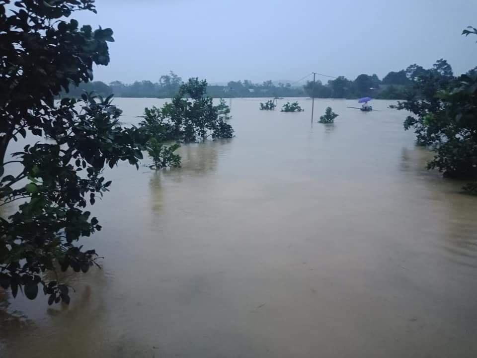 Người dân phải dùng thuyền để di chuyển.