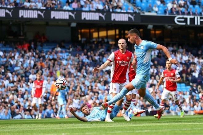 Man City liên tiếp ghi bàn vào lưới Arsenal.