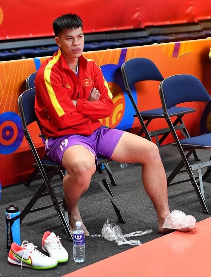 Đắc Huy gặp chấn thương khiến tuyển futsal Việt Nam chỉ còn đúng 1 tiền đạo.