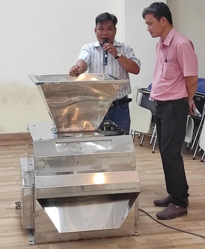 Anh Phạm Trương Ngọc An (trái) giới thiệu về máy lọc sạn đá cho nông sản. Ảnh: NVCC.