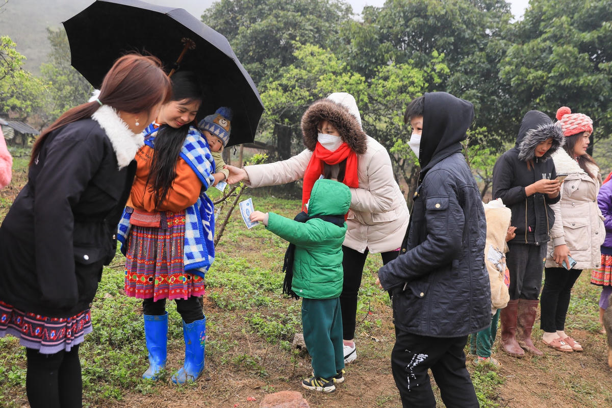 Khách du lịch tham quan Mộc Châu trong dịp Tết Nhâm Dần 2022. Ảnh: Quang Vinh.